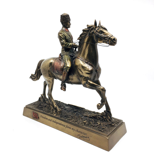 At Sırtında Mustafa Kemal Atatürk Heykeli