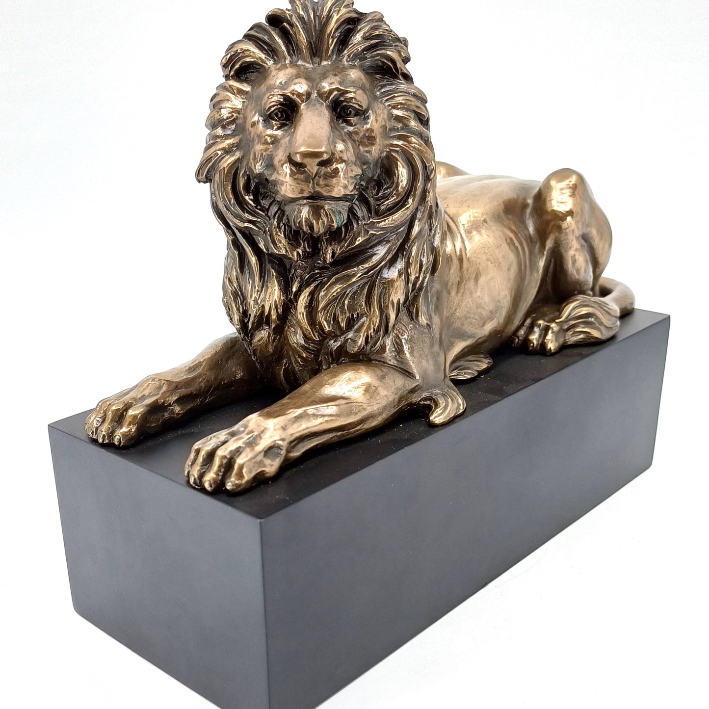 Siyah Kaide Üstünde Uzanan Bronz Renk Aslan Heykeli